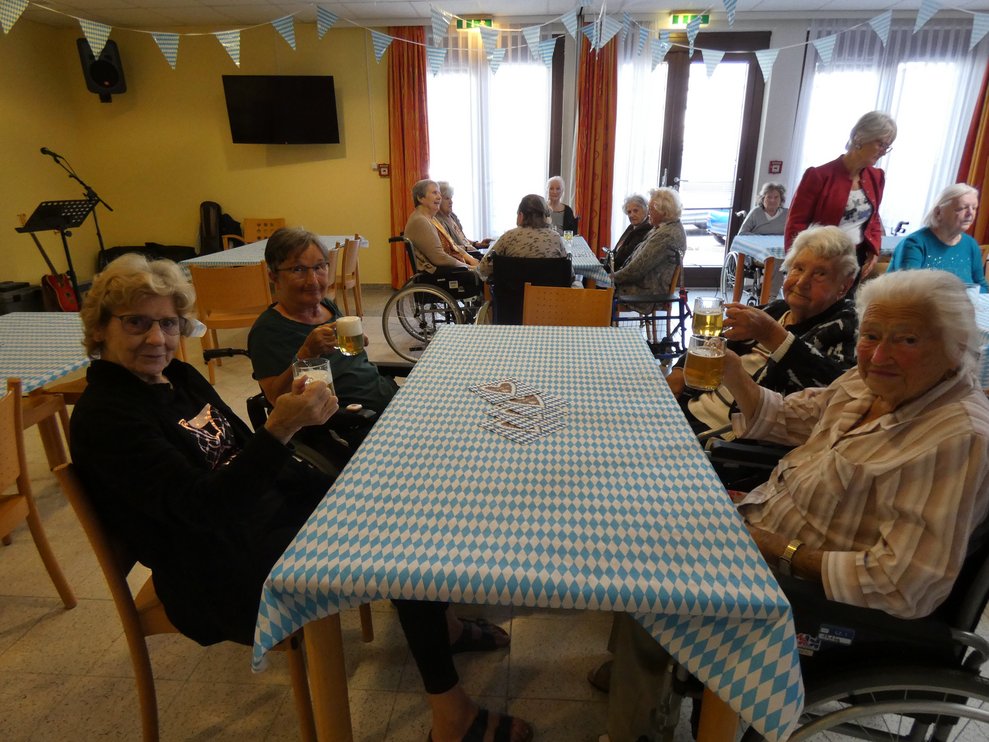Tische mit Bewohnern beim Oktoberfest