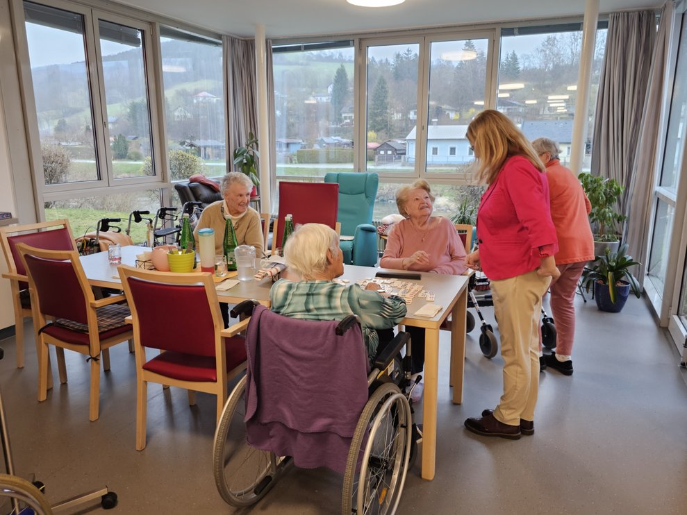 Die Landesrätin plaudert mit BewohnerInnen.