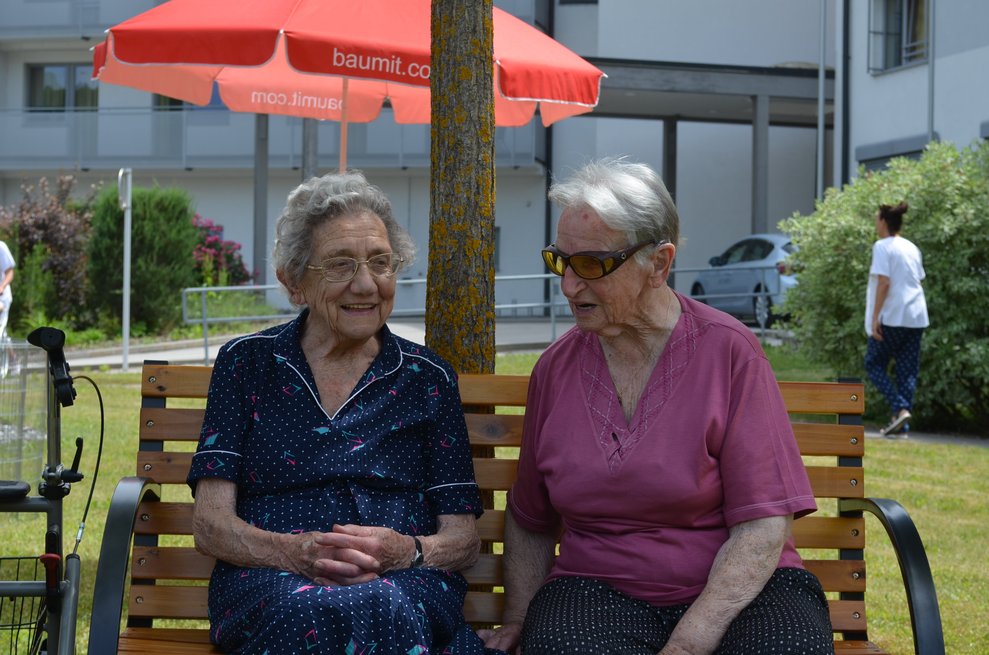 Bewohnerinnen gemeinsam auf der Bank