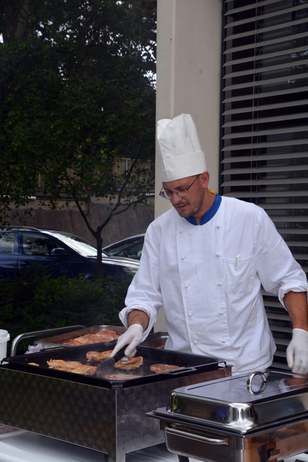 Grillmeister Klemens am Griller.