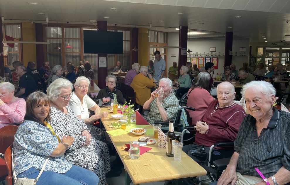 Damen und Herren bei der Feier.