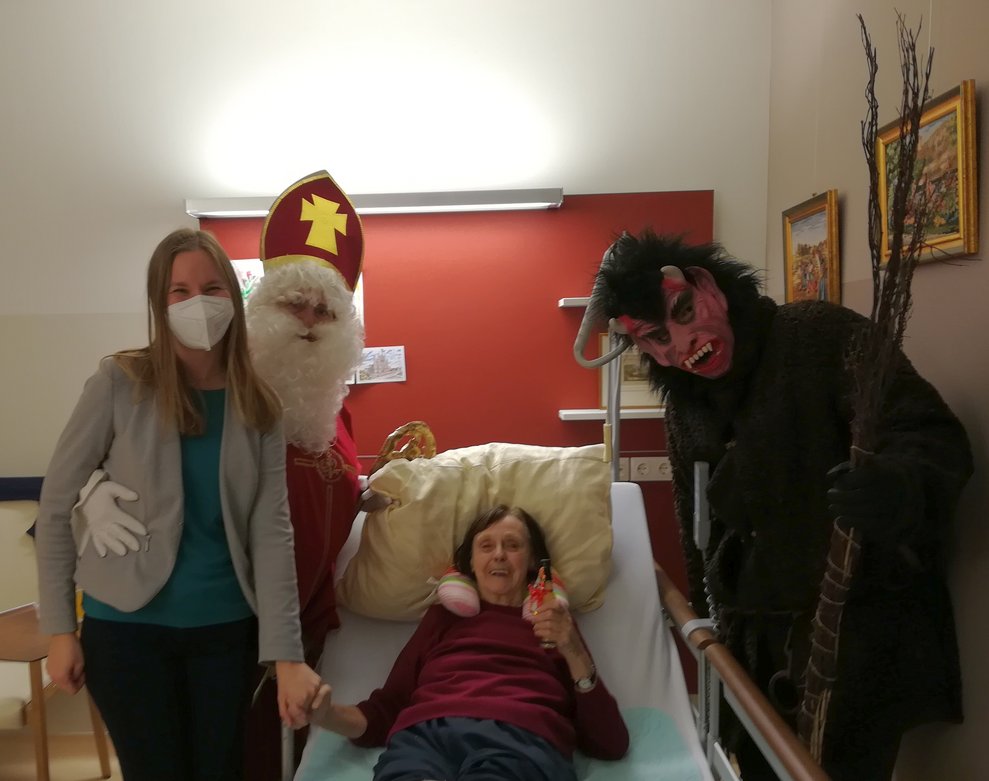 Nicht nur für einige BewohnerInnen ist es der erste Nikolaus-Besuch in unserem Haus, den sie miterleben.