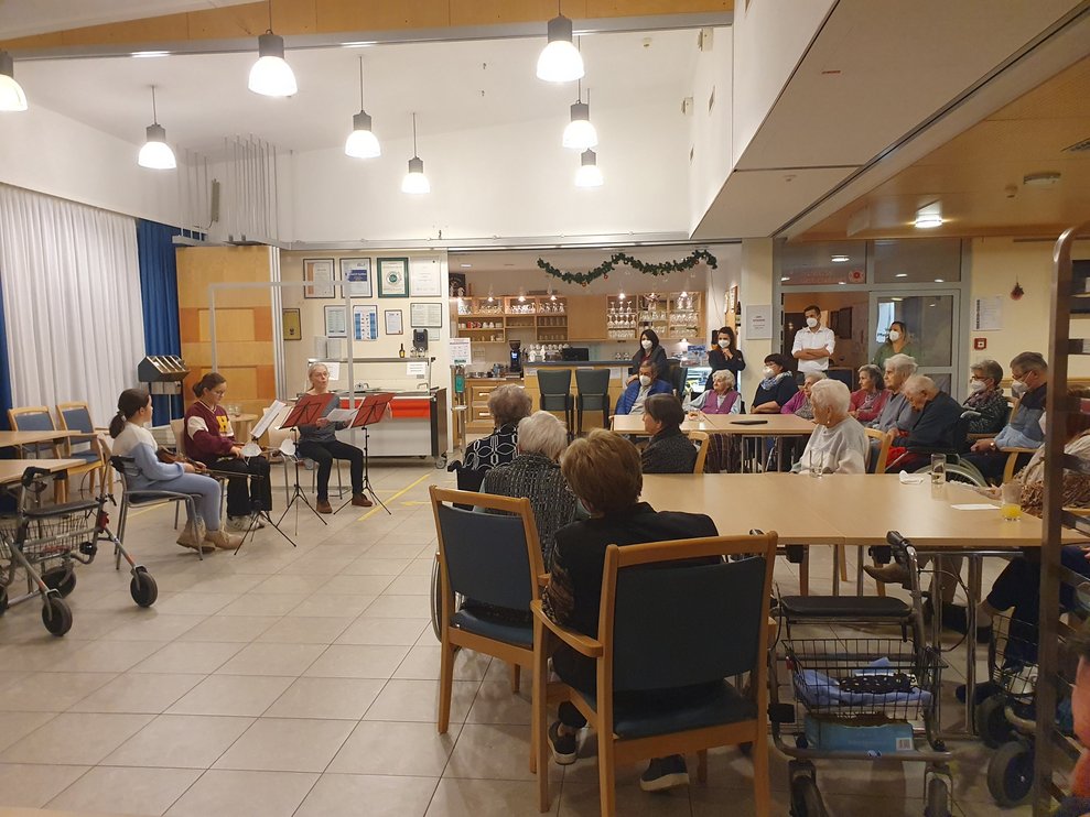 Musikschulkinder mit Leiterin und Publikum