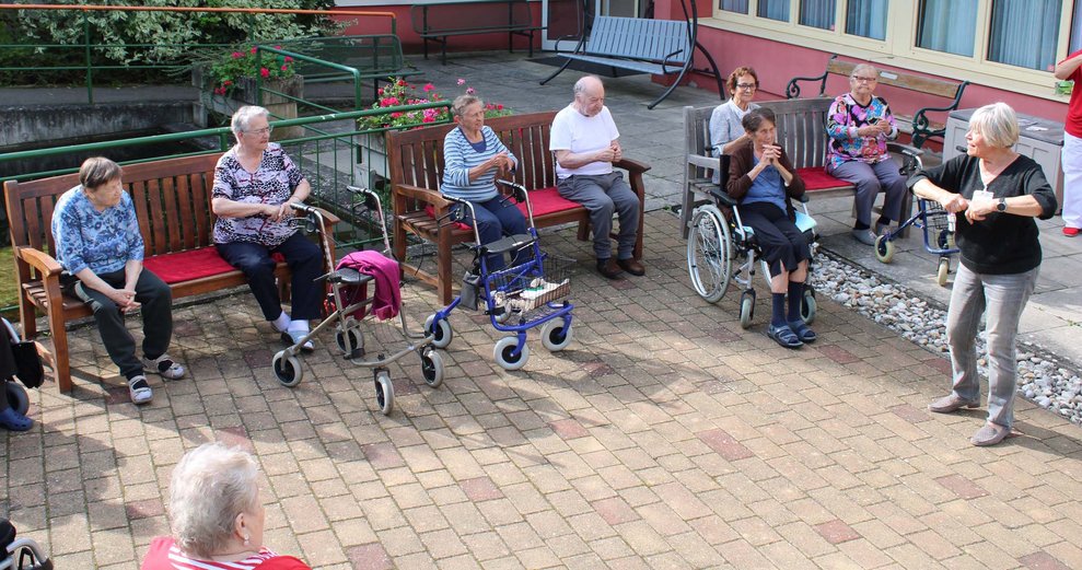 Bewegungsrunde im Wohlfühlarten