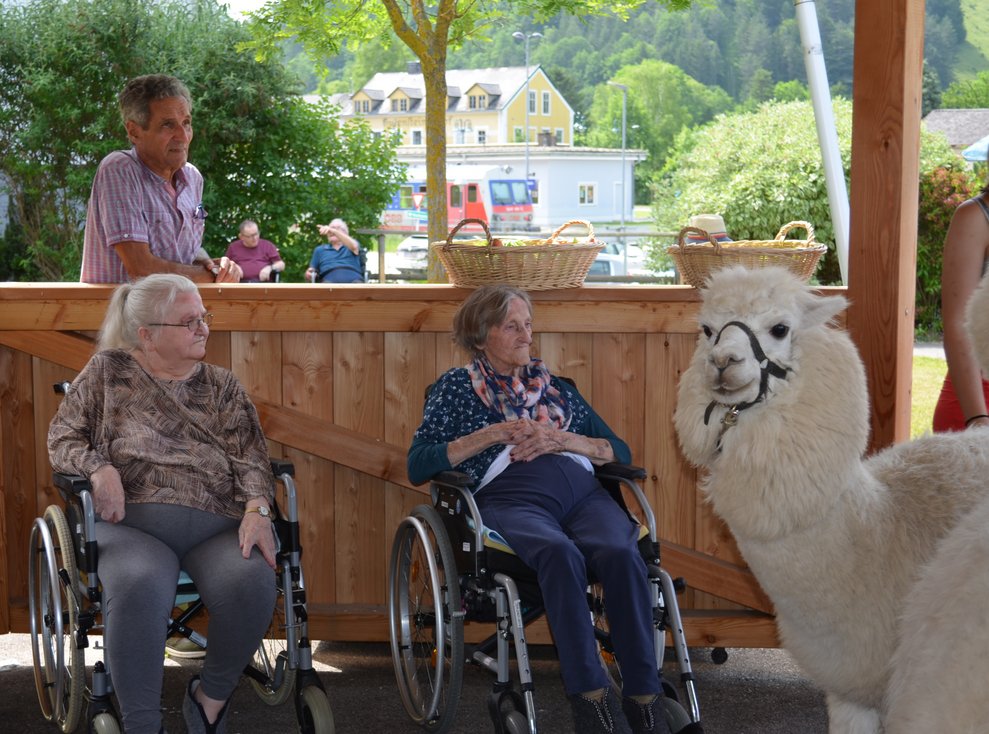 unterm Pavillon sitzen Bewohnerinnen