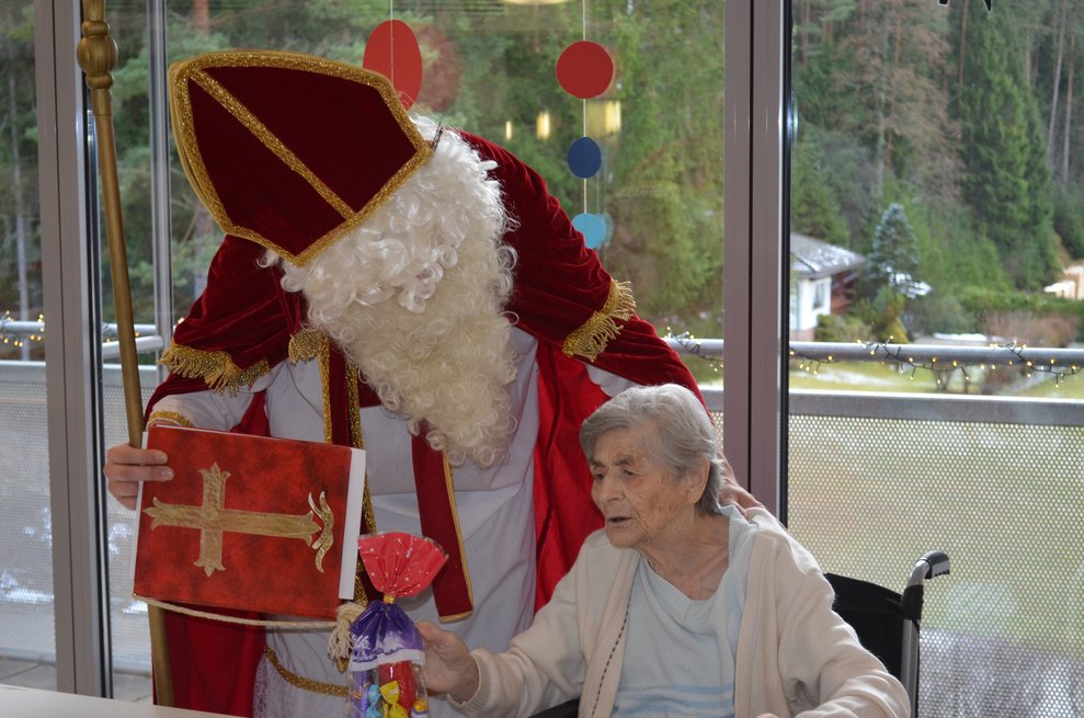 Nikolaus mit Bewohnerin
