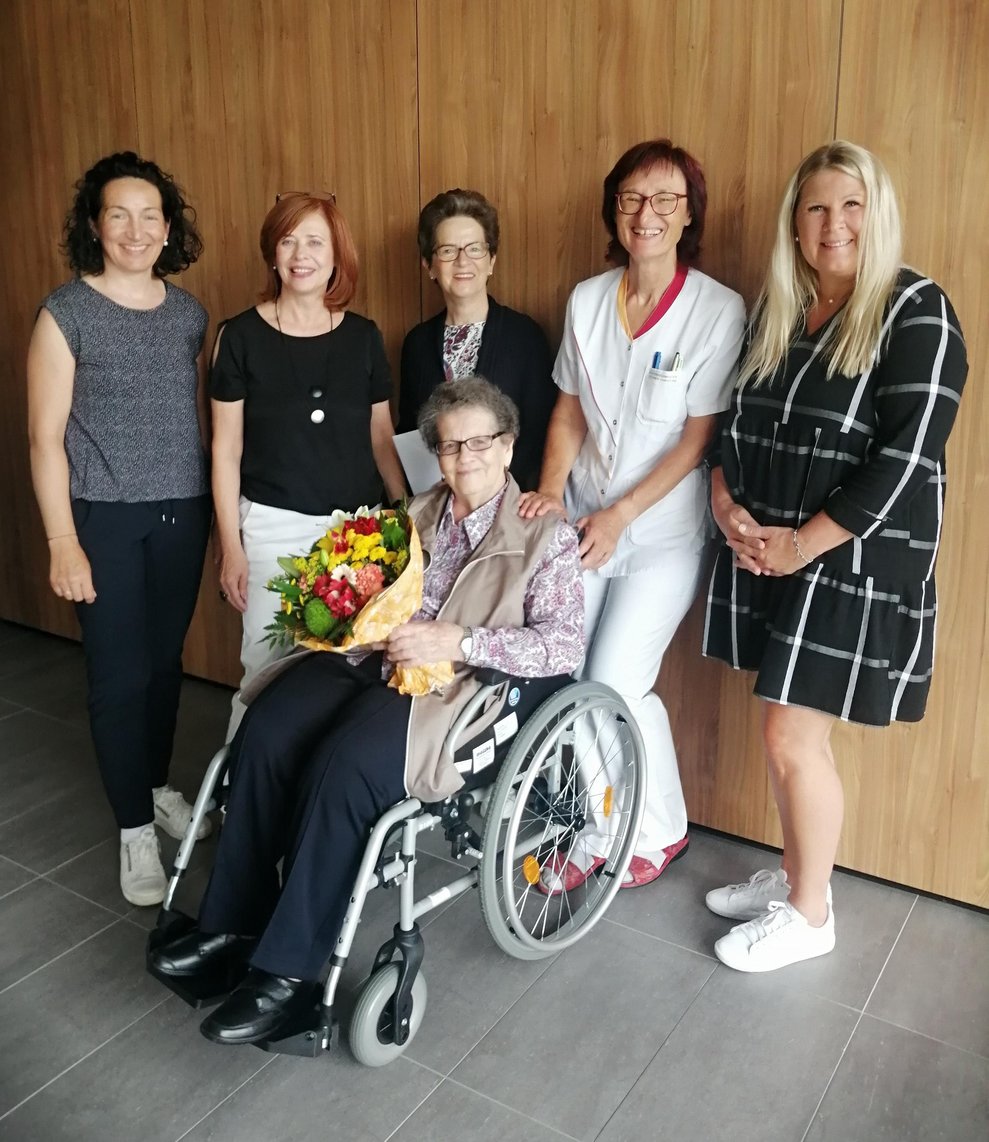 Jubilarin Frau Anna Flasch im Kreis der Gratulantenschar.
