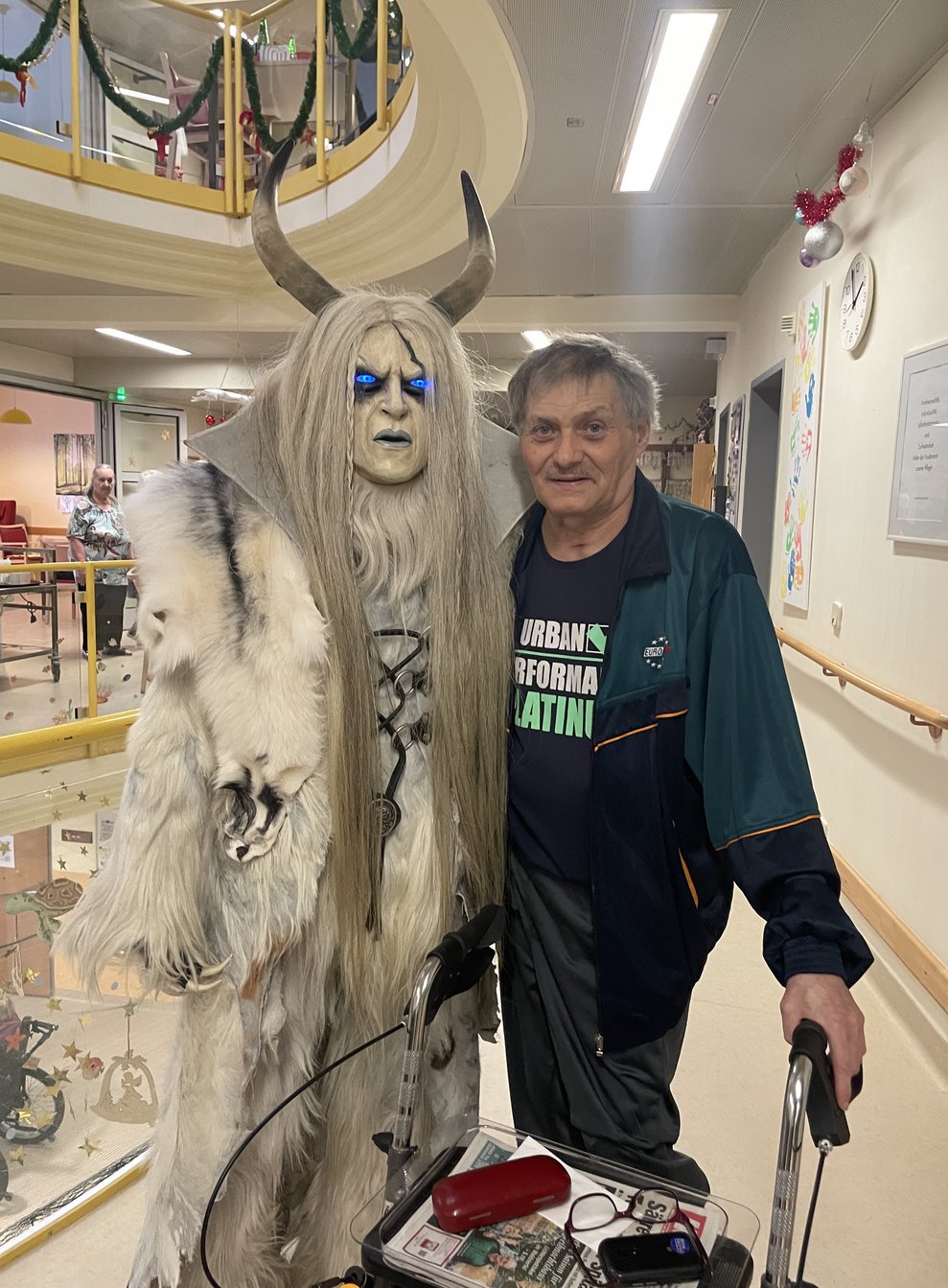 Ein Mann mit Krampus. 