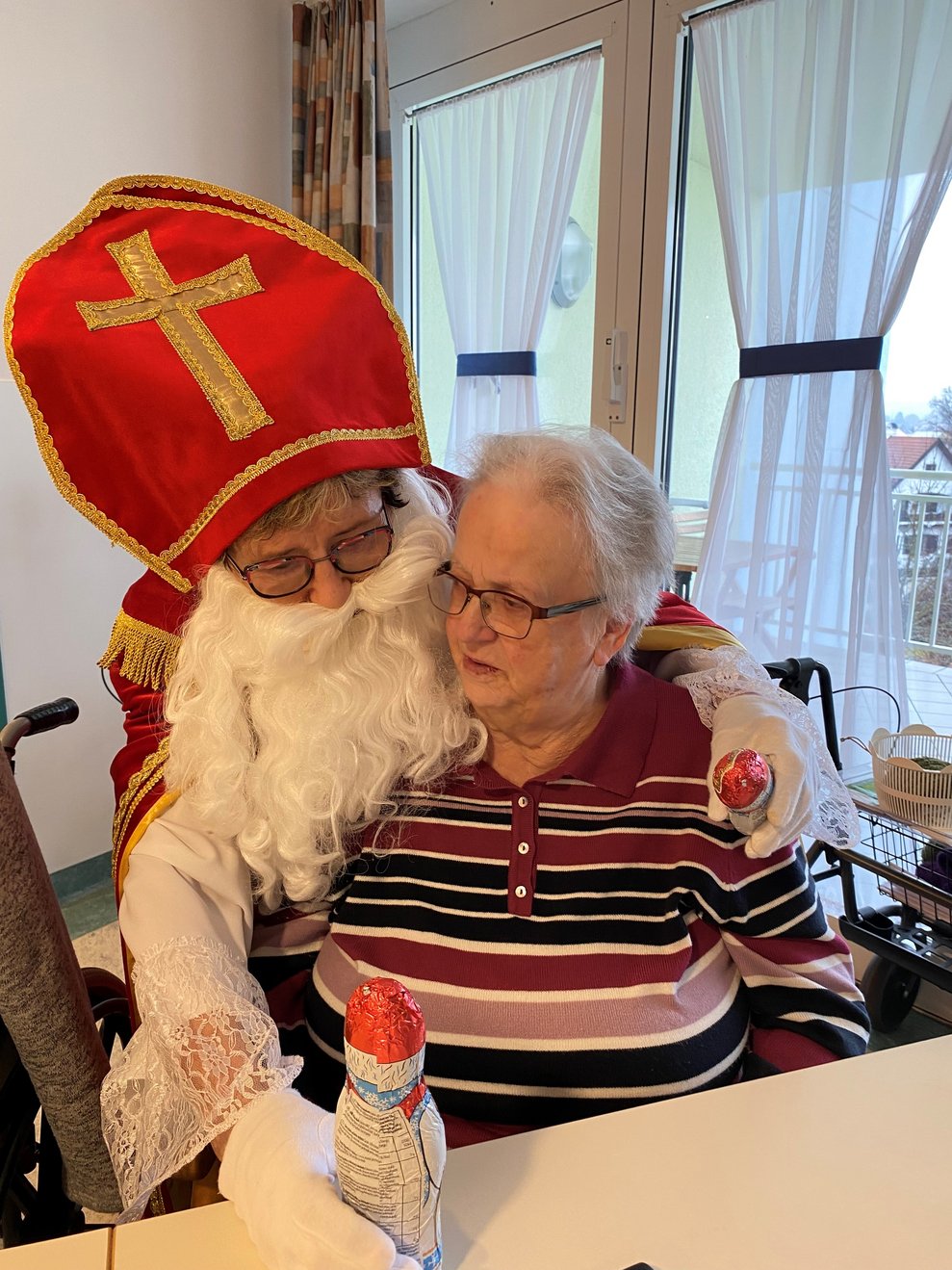 Bewohnerin freut sich über den Besuch vom Nikolaus