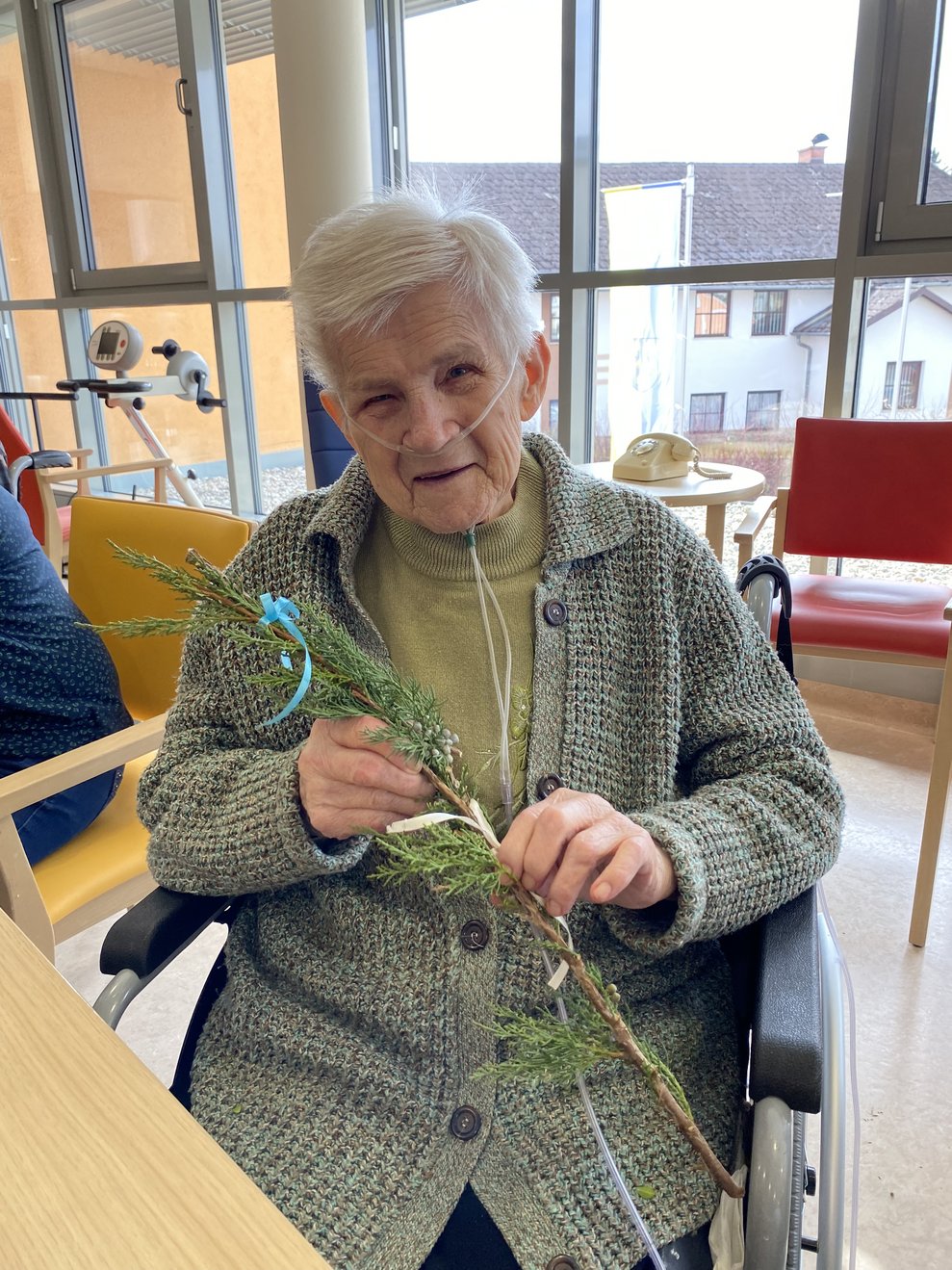 Frau Bröderbauer zeigt stolz ihre Kreation her.