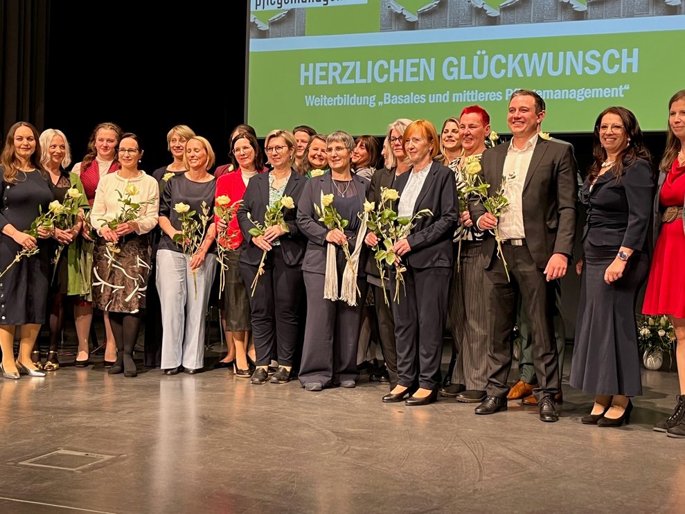 Gruppenfoto auf der Bühne.