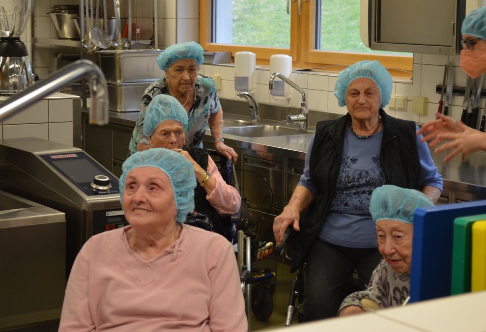 Bewohnerinnen schauten beim Kochen zu