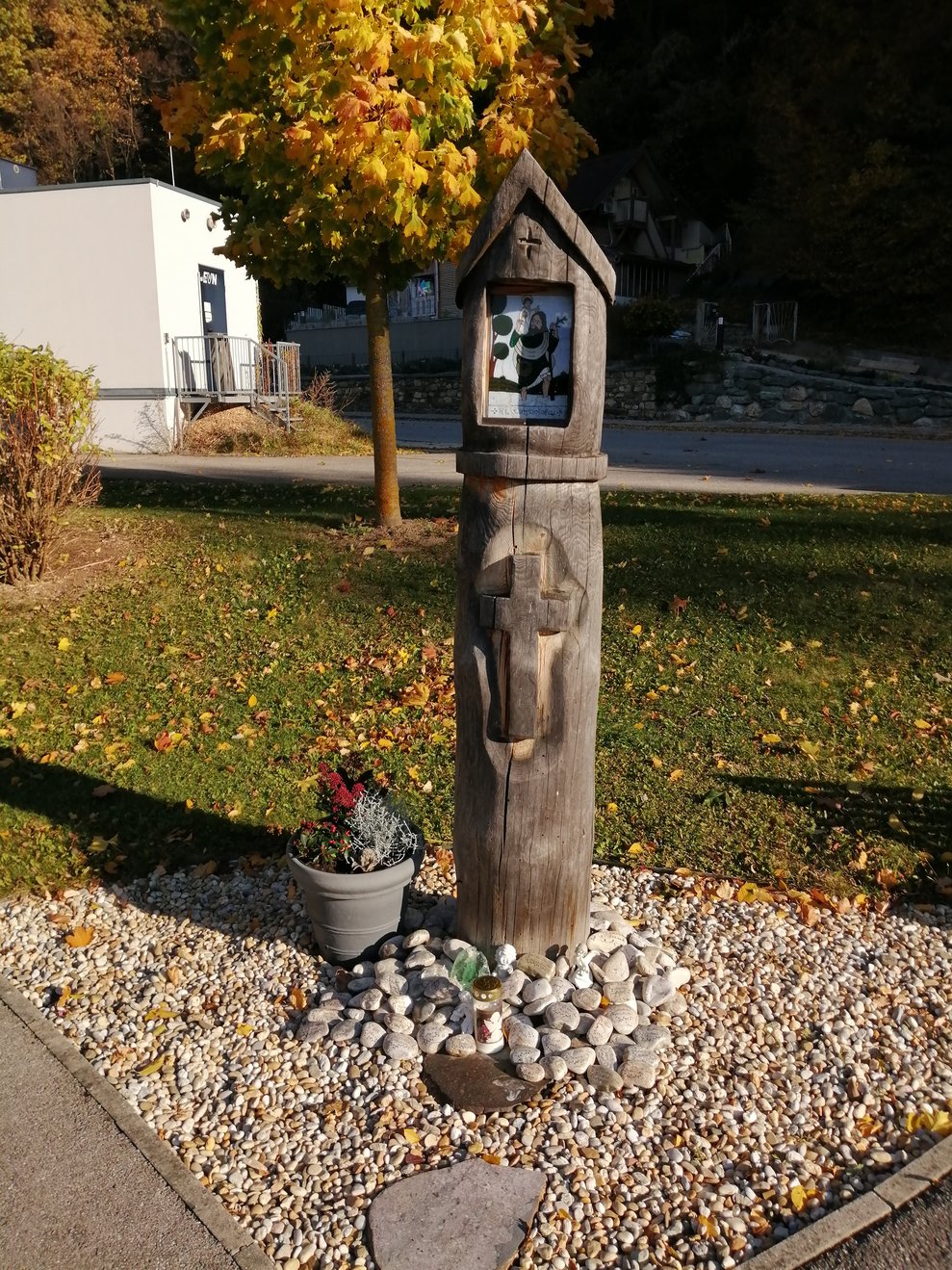 Ins Dunkel der Trauer leuchten die Sterne der Erinnerung.