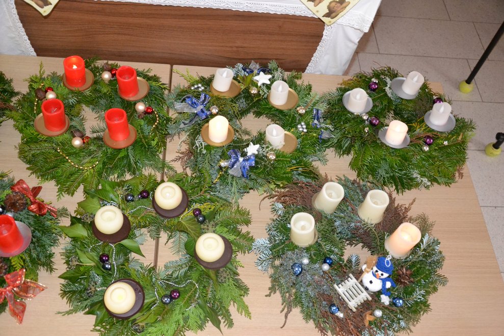 Anschließend ein Bild unserer gelungenen Adventkränze.