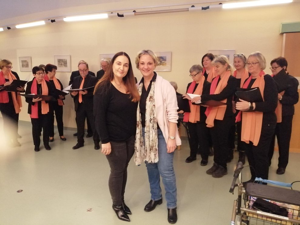 Kaufmännische Direktorin Mag. Shajen Prohaska, MSc und interimistische Pflegedirektorin DGKP Sonja Bräunig, MSc bedankten sich bei allen Bewohnerinnen und Bewohnern und wünschten Frohe Weihnachten!