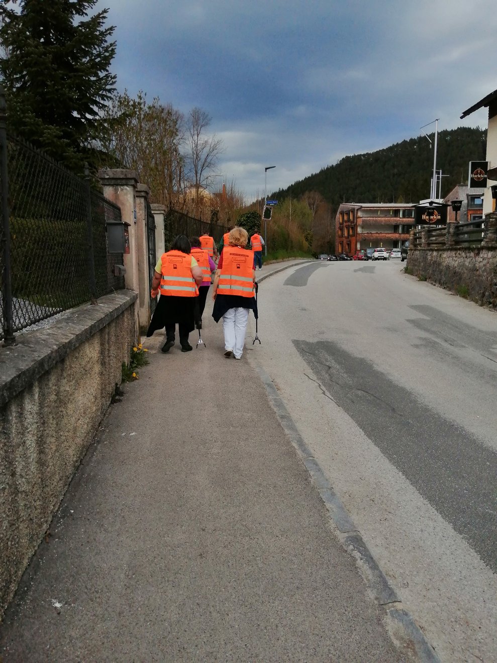 Bewohner:innen in orangener Warnweste.