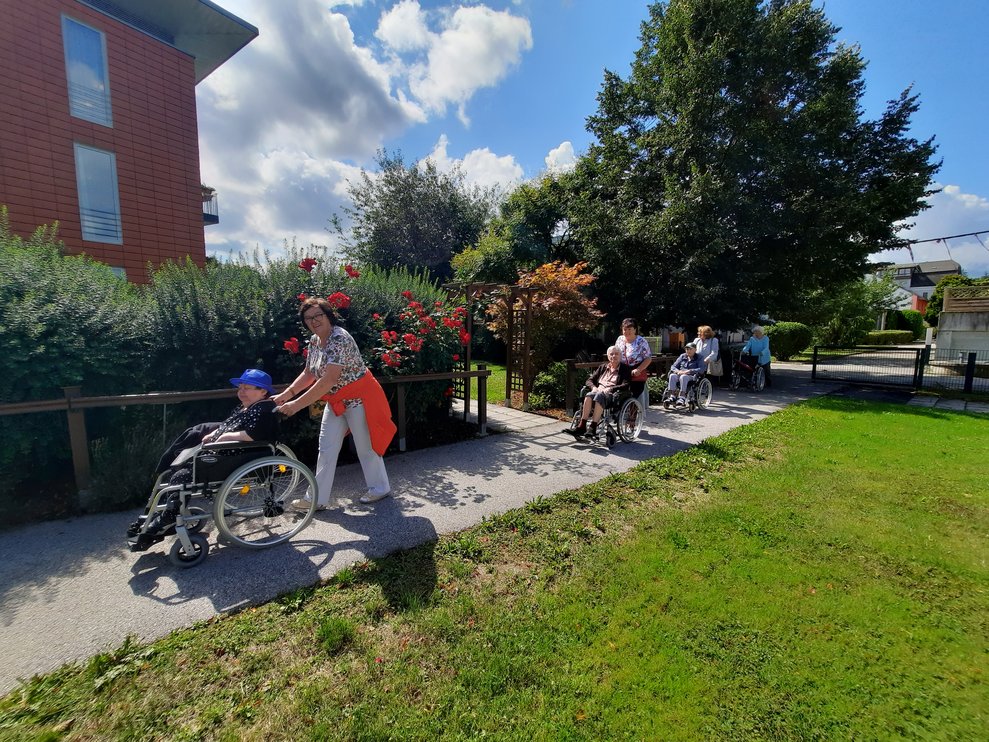 Die Gruppe spaziert durch unseren Garten.