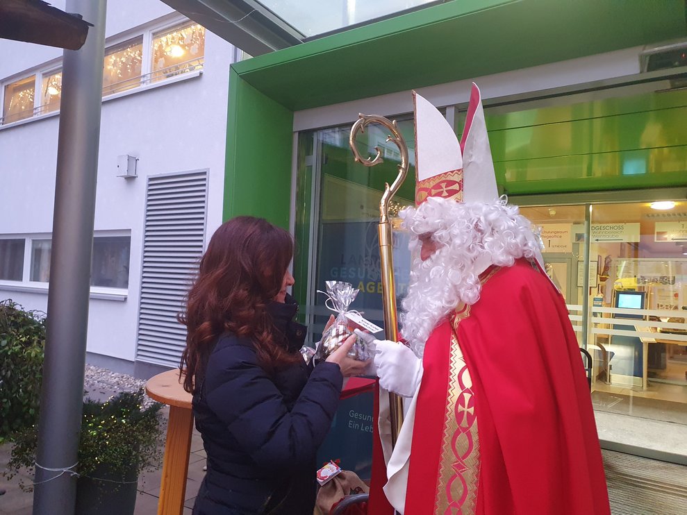 Nikolo mit Mitarbeiterin