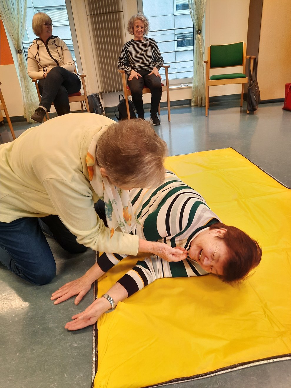 Zwei Damen bei der Übung zur stabilen Seitenlage.