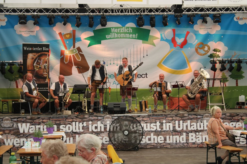 Band auf Bühne