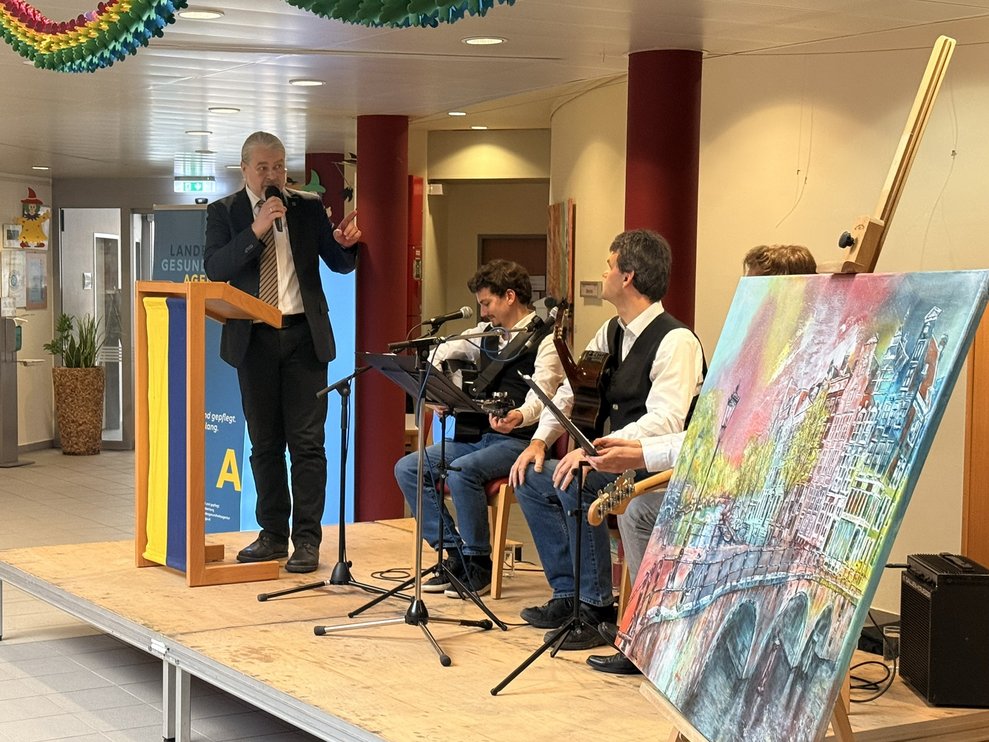 Blick auf die Bühne bei der Ansprache.