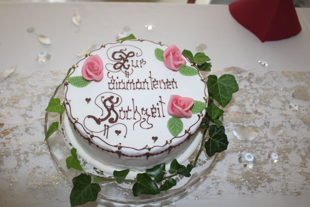 Torte mit Schriftzug: Alles Gute zur diamantenen Hochzeit