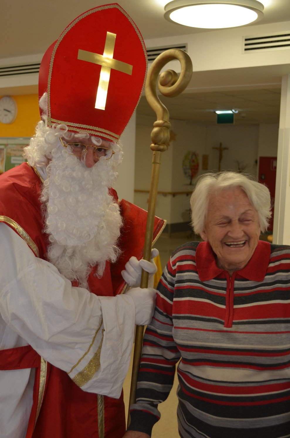 Bewohnerin scherzt mit Nikolo.