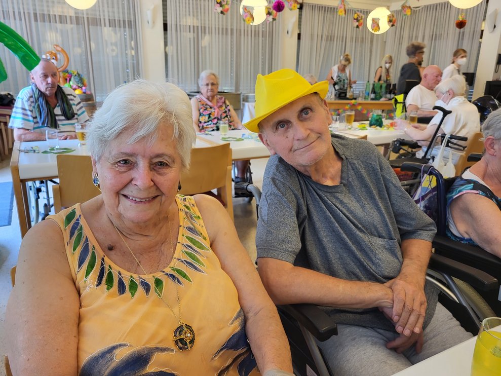 Die BewohnerInnen genießen diesen tollen Tag in vollen Zügen. 