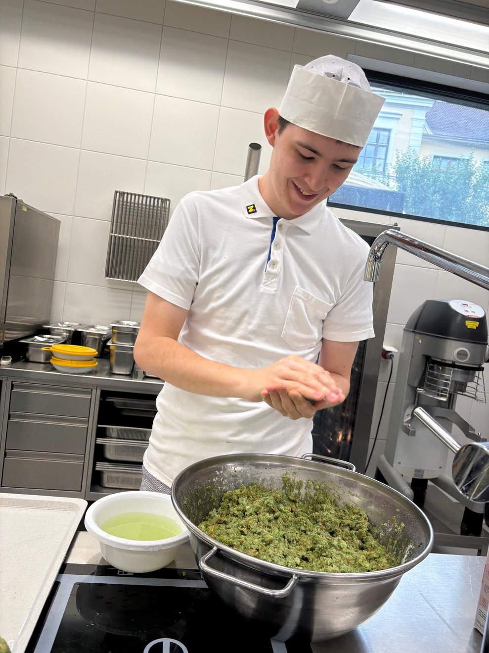 Unser Küchenlehrling bereitet Salate zu.