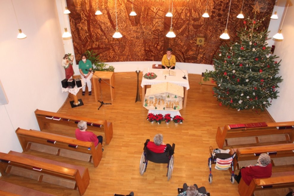 Personen sind in der Kapelle.