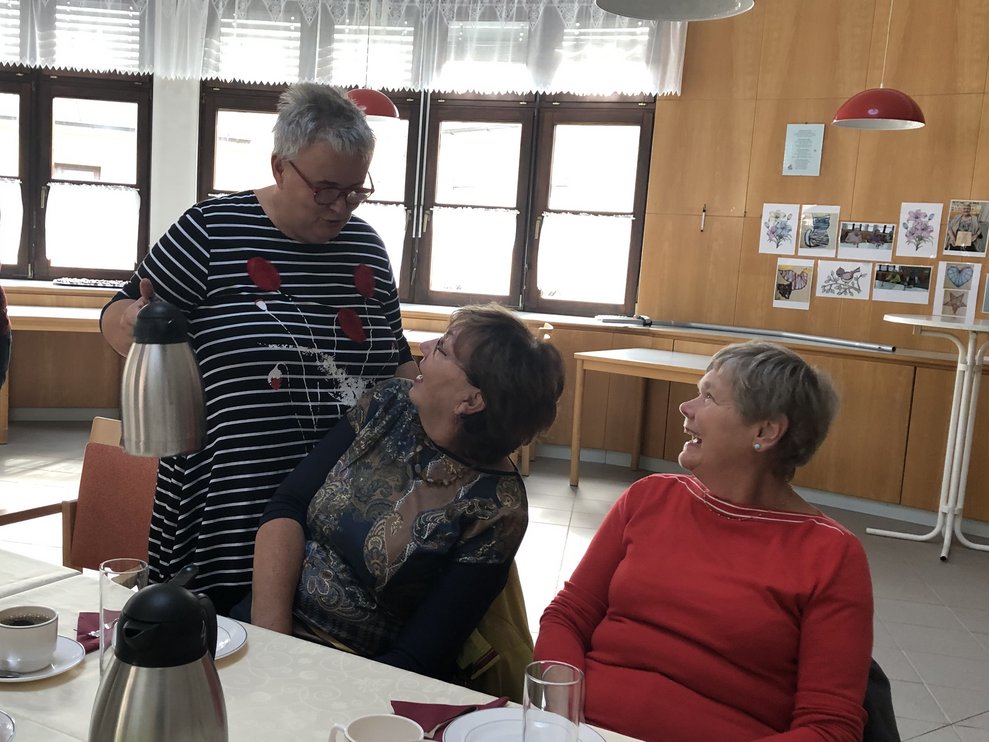 3 lachende Damen.