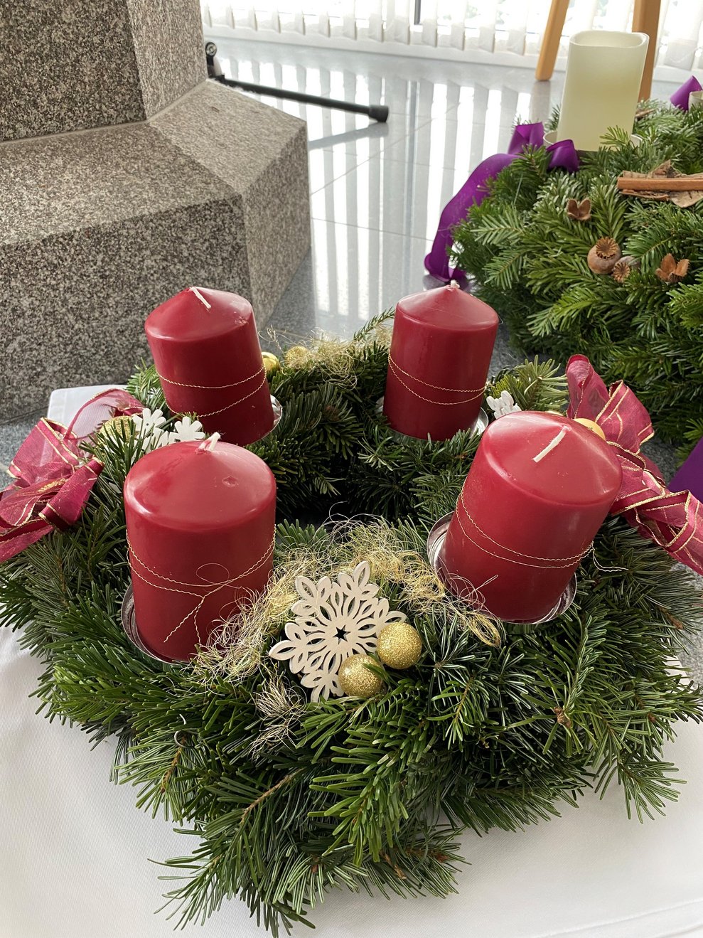 selbst gebundene Adventkränze