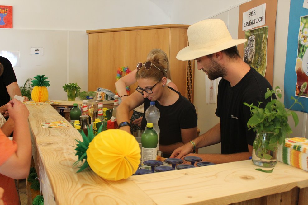 3 Personen mixen Mocktails.