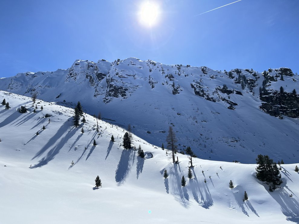 Schneelandschaft im Sonnenschein.