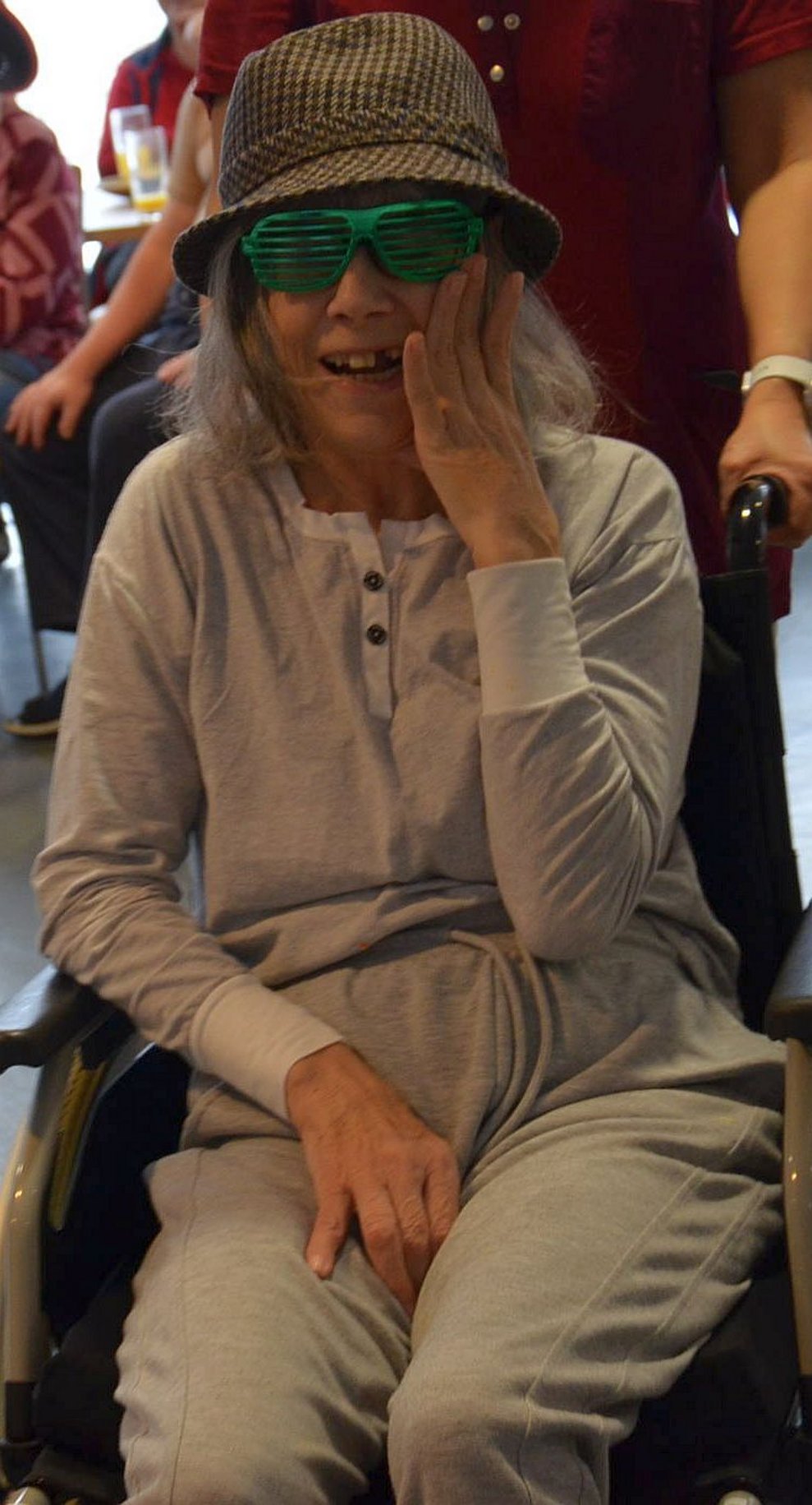 Eine Frau im Kostüm