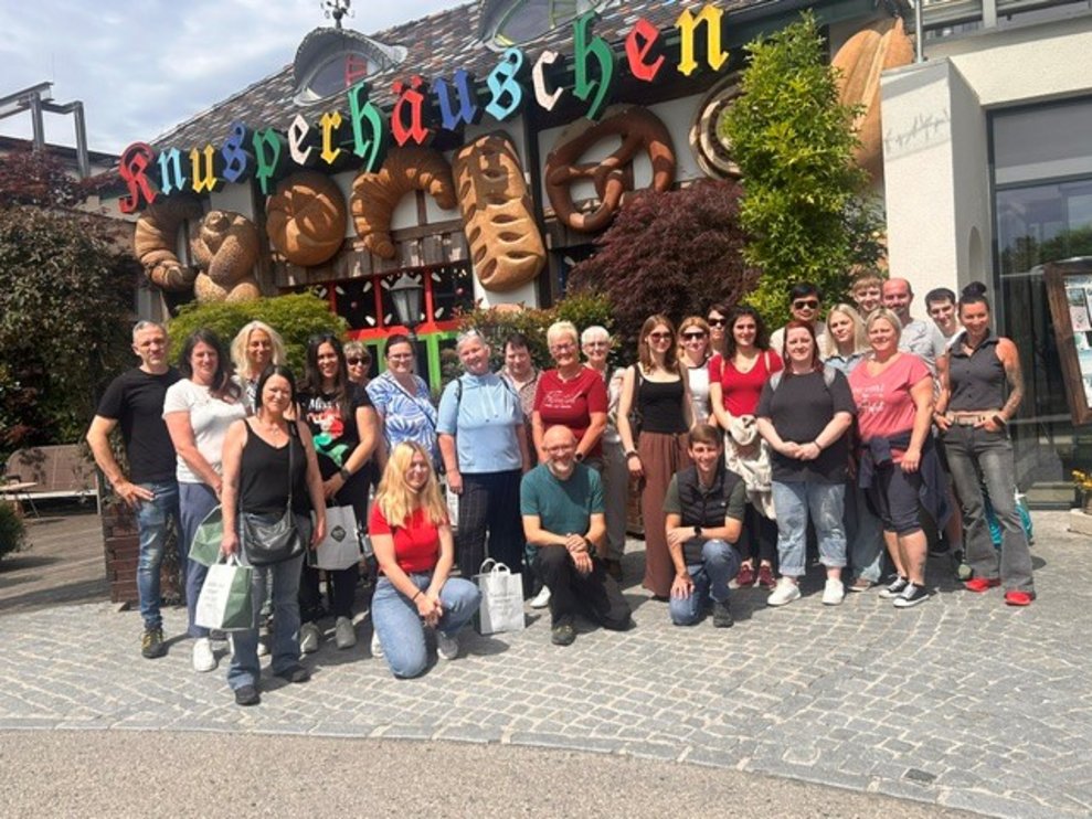 eine Gruppe von Menschen vor dem Knusperhäuschen in Petzenkirchen