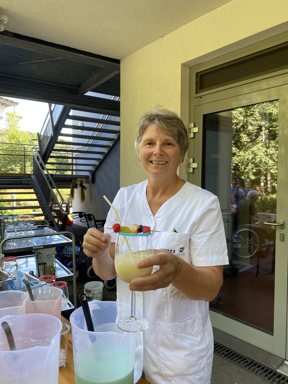 MEA Martha bereitet die Cocktails zu.