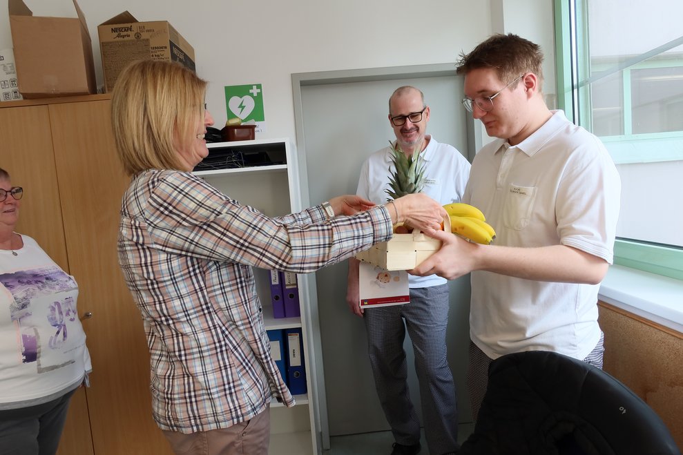 Obstkorb überreicht