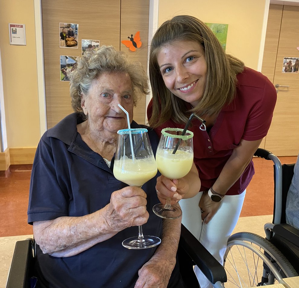 Frau Breinhölder schmeckt das kühle Getränk sehr gut.