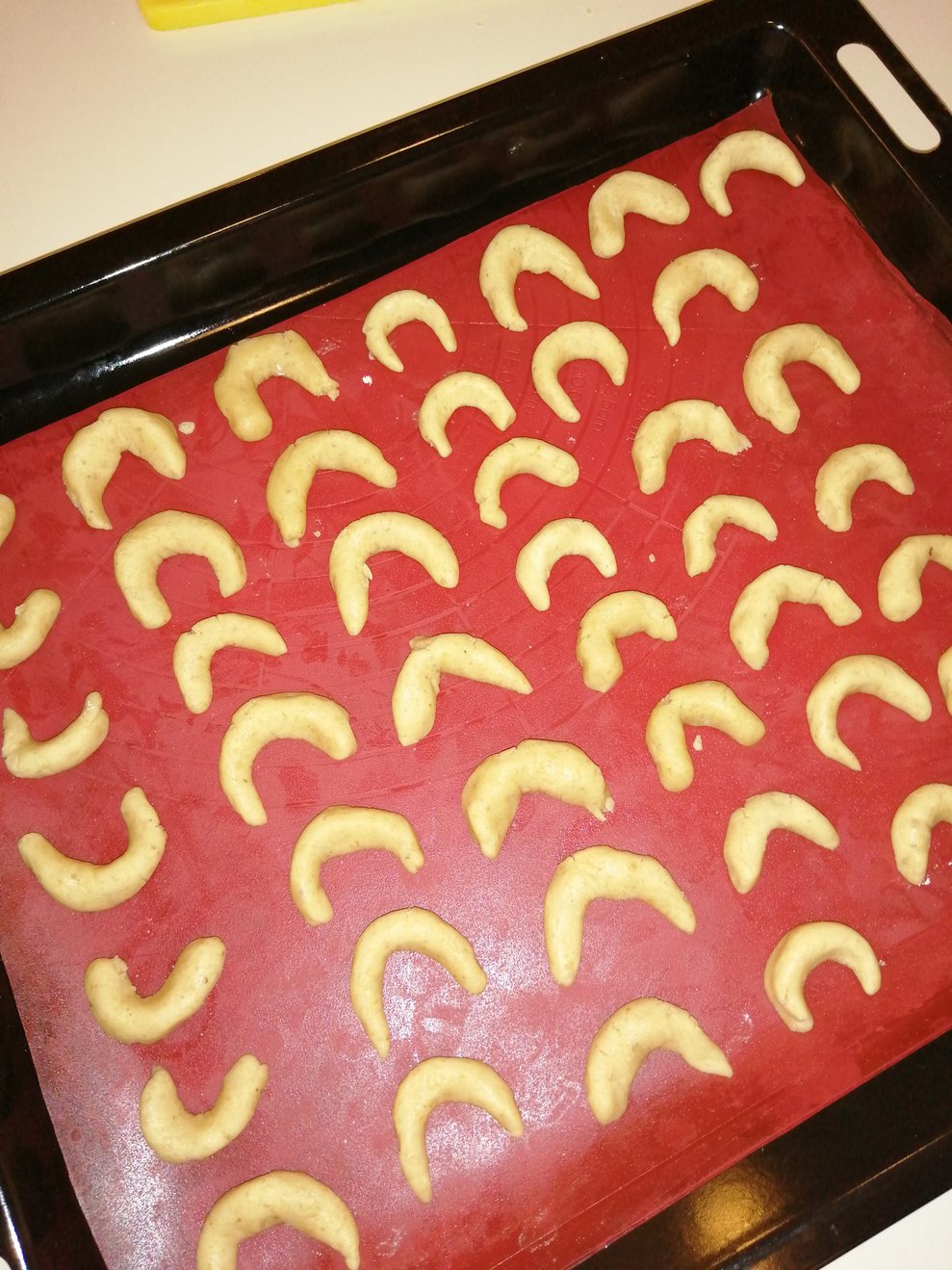 Vanillekipferl liegen auf einem Blech.
