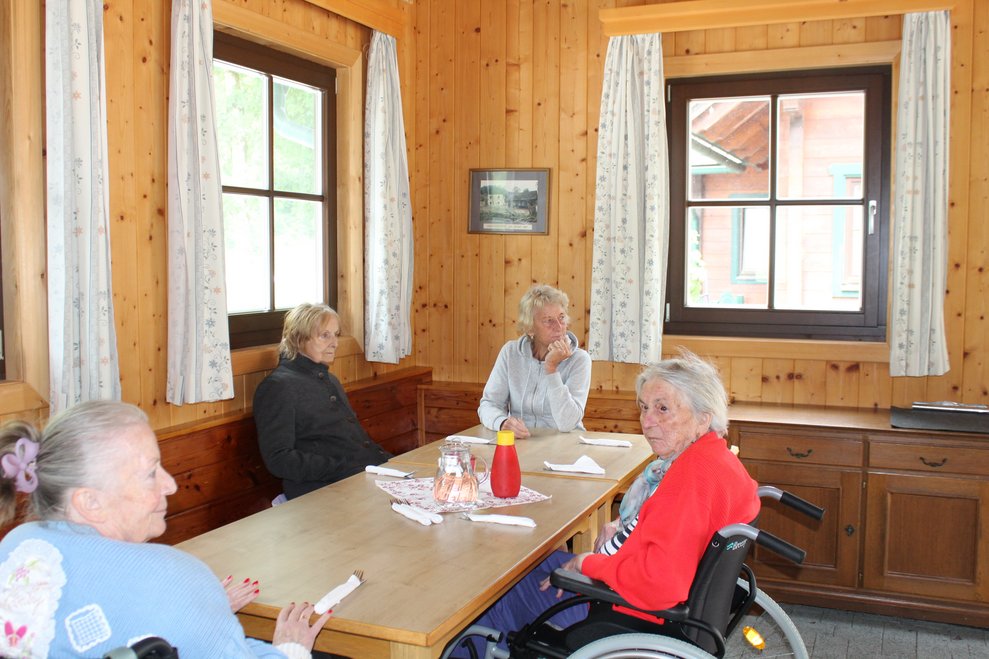 Bewohnerinnen und Bewohner sitzen in der Plöttigmühle zusammen