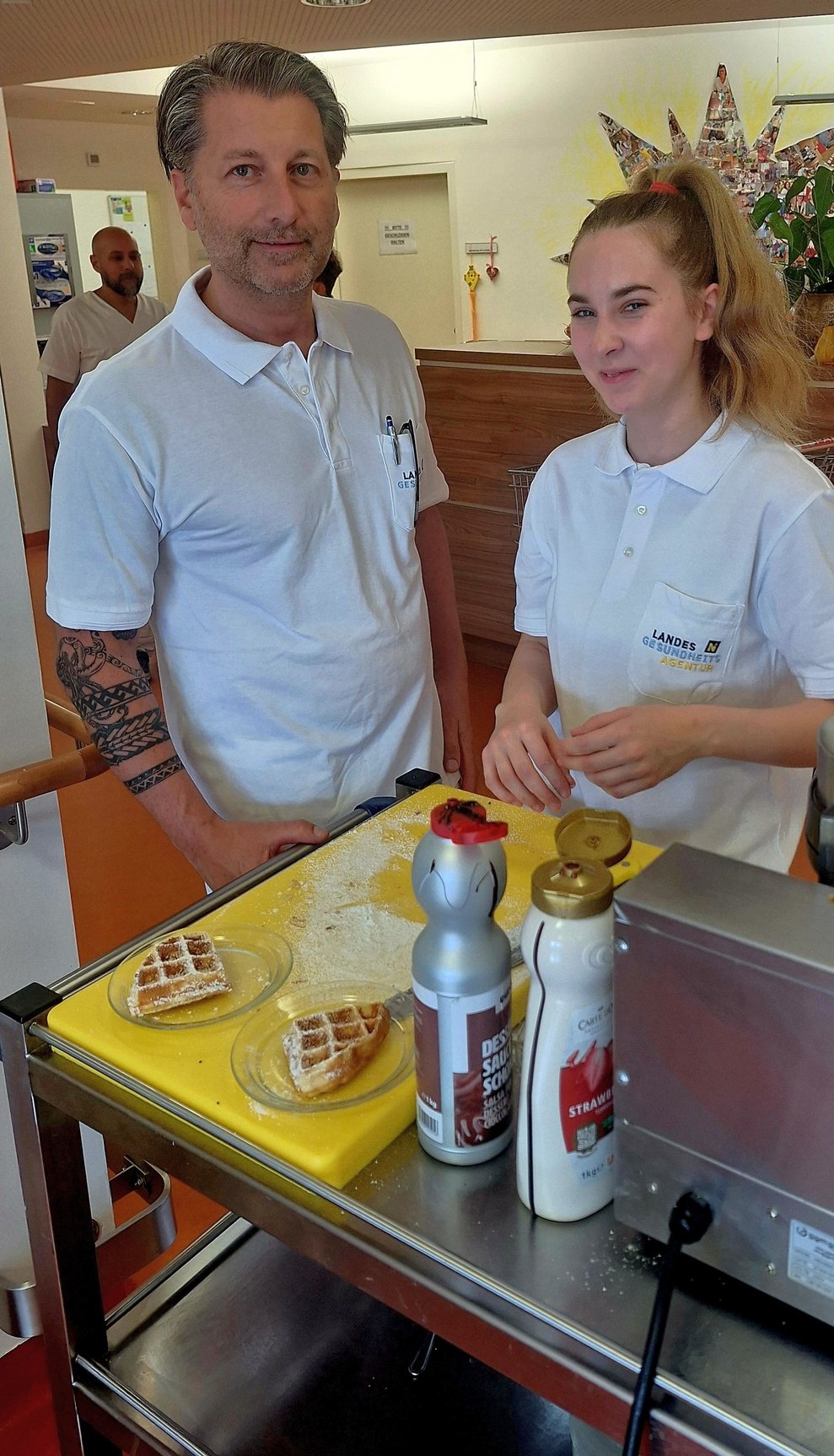 Küchenleiter Wilhelm Kager und unser Lehrling Nora sind für die "Waffelproduktion" verantwortlich. 