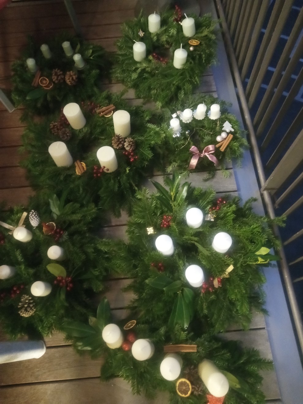 So sind zahlreiche zauberhafte Adventkränze und Adventgestecke entstanden.