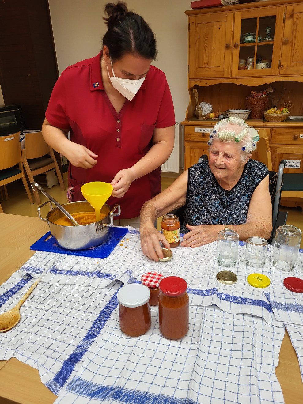 Die Marmelade wird in geeignete Gläser befüllt und gut verschraubt.