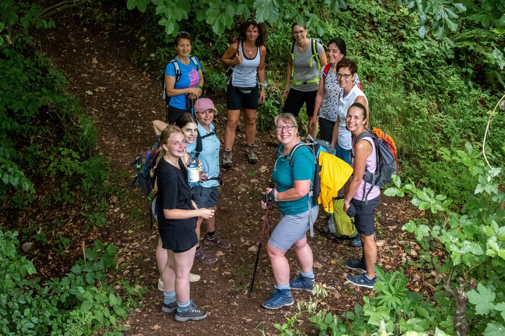 Neuen Frauen stehen im Kreis.
