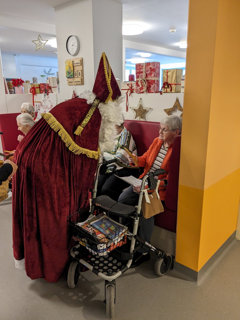 Der Nikolo übergibt ein Geschenk.