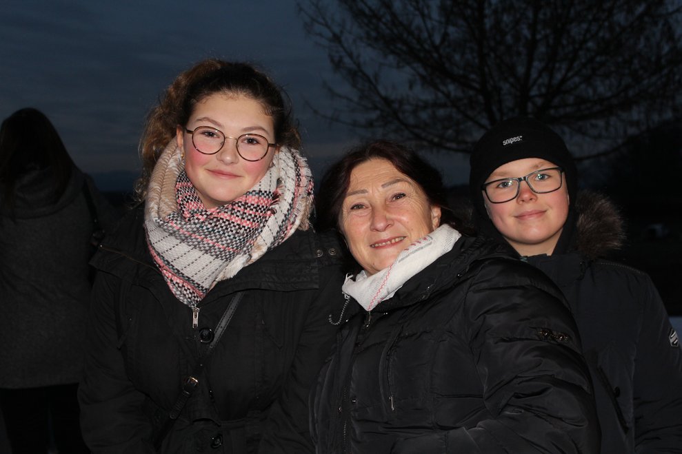 Personen stehen nebeneinander
