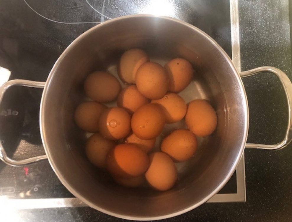 Eier in einem Topf.
