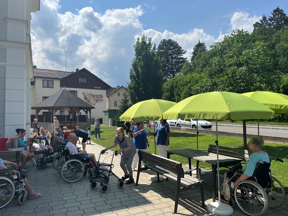 Bewohnerinnen und Bewohner und Gäste des Ferienspiels vor dem PBZ