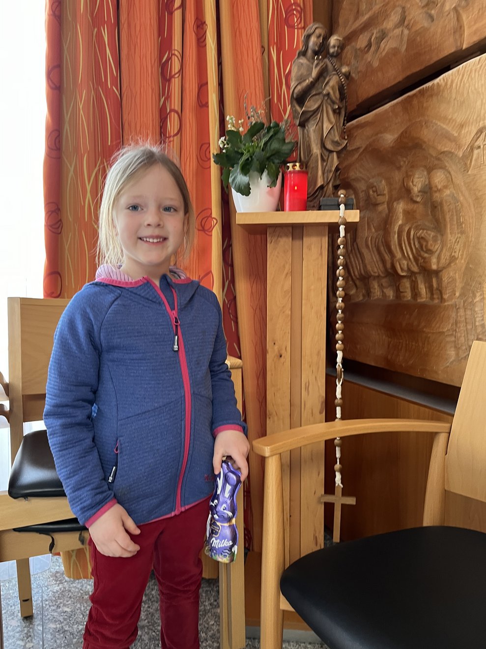 Kind mit Schokohasen